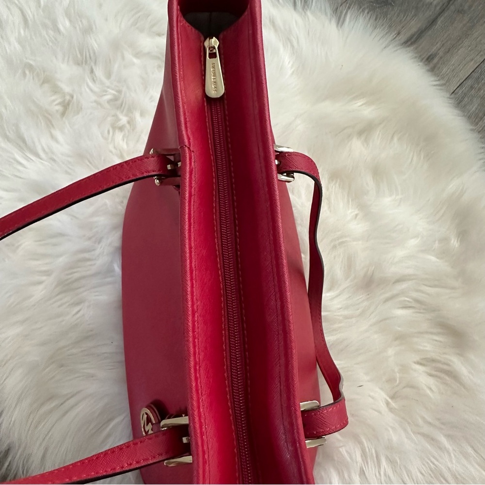 Michael Kors Jet Set Tote - Picture 10 of 11